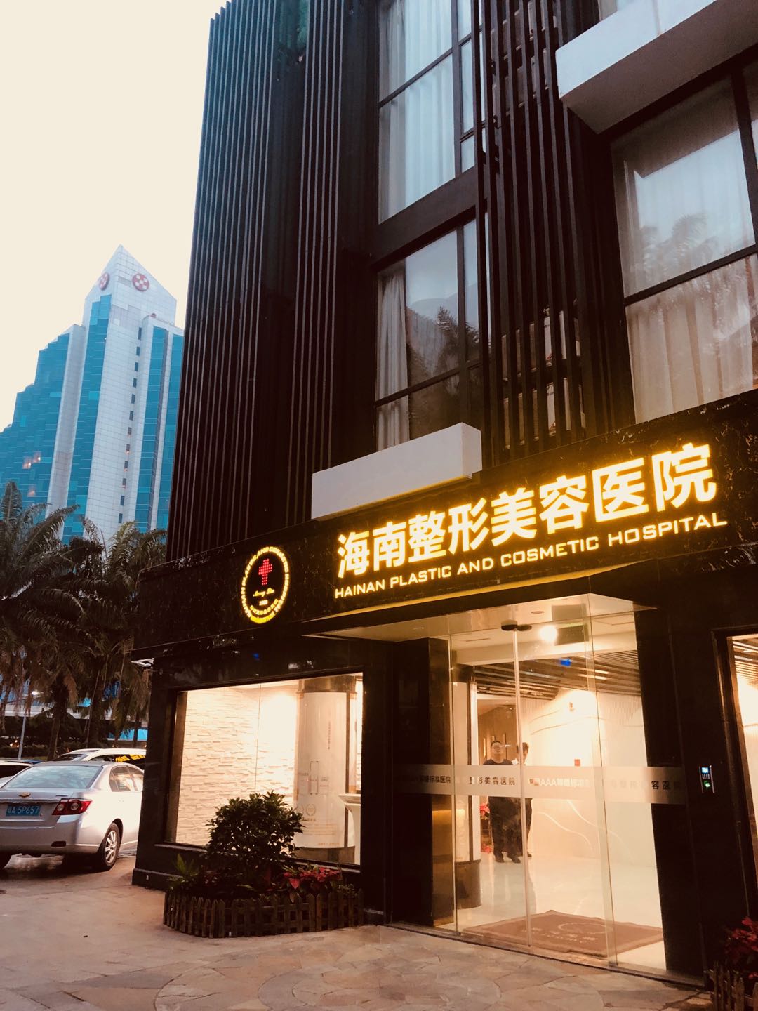 醫院一樓大門.jpg