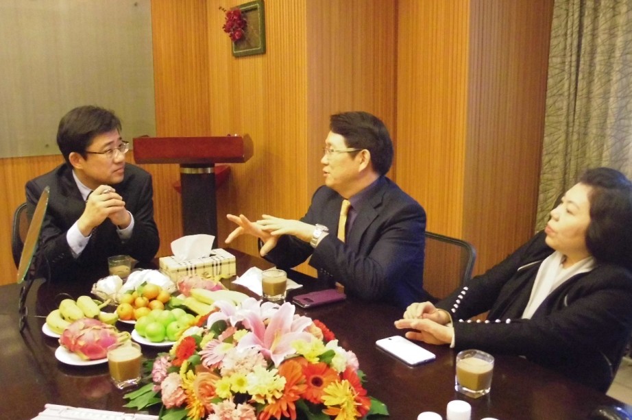 徐教授與林院長(zhǎng)進(jìn)行交流.jpg